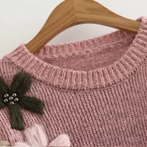 SALE! ⬇️$48 Grey Floral Appliqué Oversize Sweater - Picture 8 of 8